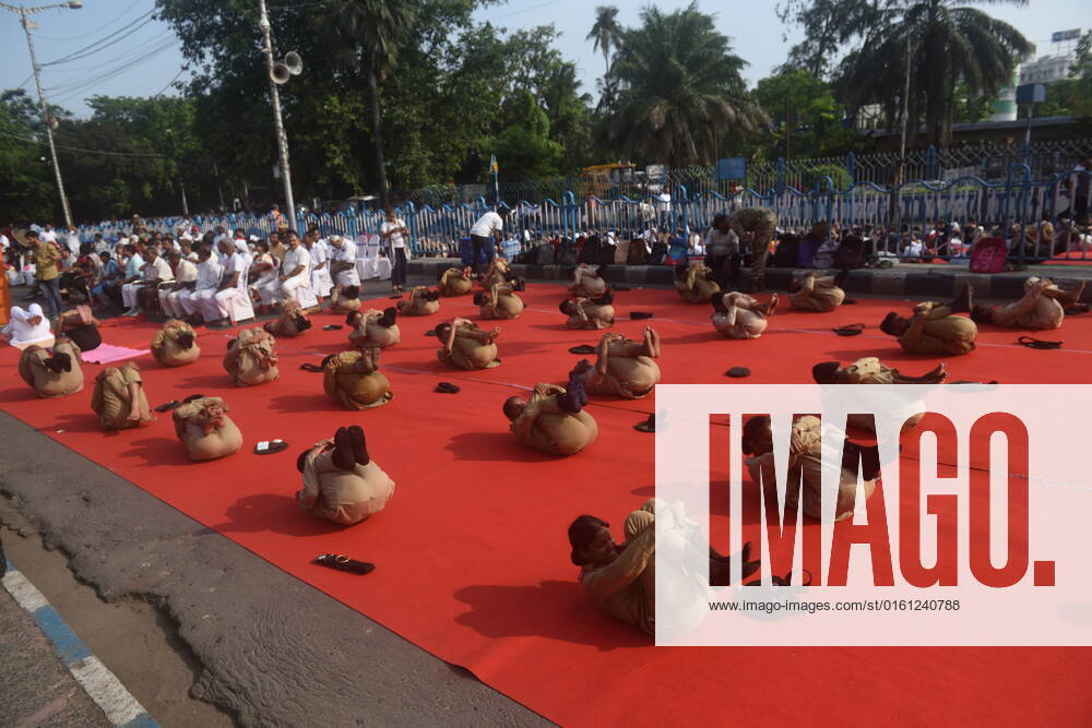 June 21, 2022, Kolkata, India: Military are seen practicing yoga during massive yoga session as part of the celebration of the International Yoga Day. on June 21, 2022 in Kolkata, India. Kolkata India - ZUMAe321 20220621_zia_e321_003