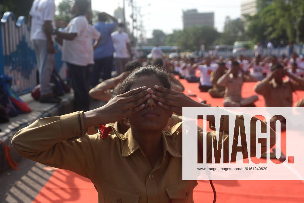 June 21, 2022, Kolkata, India: Military are seen practicing yoga during massive yoga session as part of the celebration of the International Yoga Day. on June 21, 2022 in Kolkata, India. Kolkata India - ZUMAe321 20220621_zia_e321_011