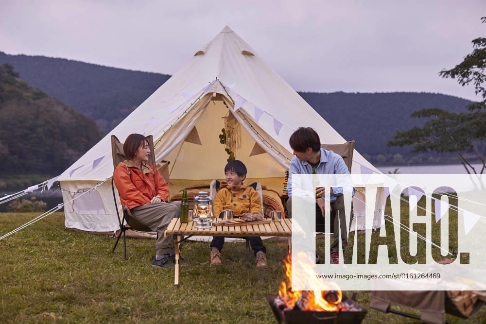 IMAGO Creative: Ende des Sommers Japanese Family Talking At Campsite AFLO176817755 , 176817755.jpg, ,model released, Symbolfoto ,property released