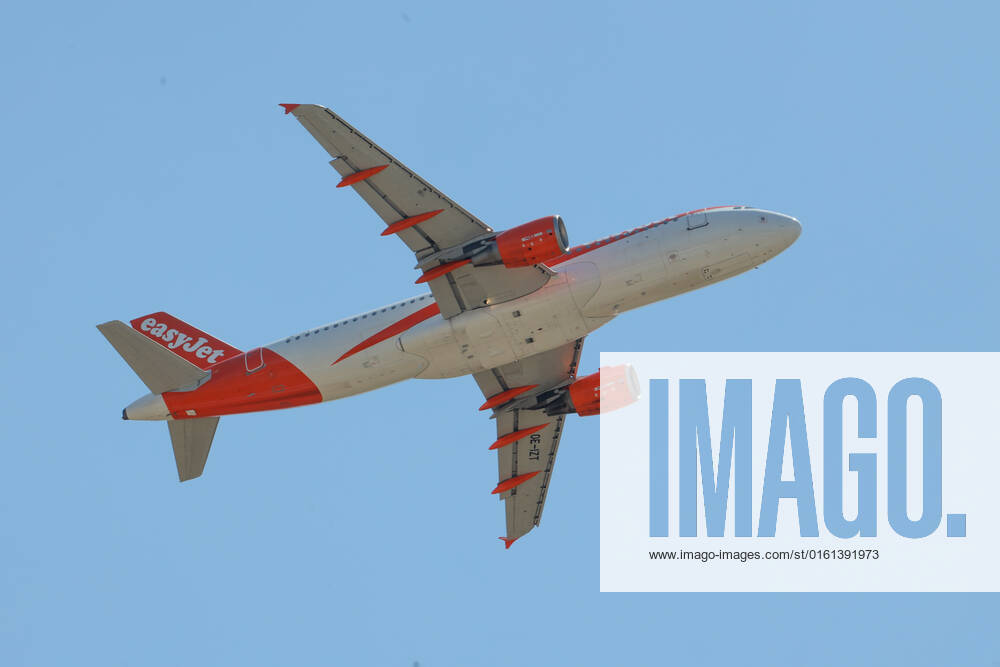 DEU, Deutschland, Brandenburg, Schönefeld, 22.06.2022: Flughafen Berlin Brandenburg (BER), OE-IZT easyJet Europe Airbus A320-214