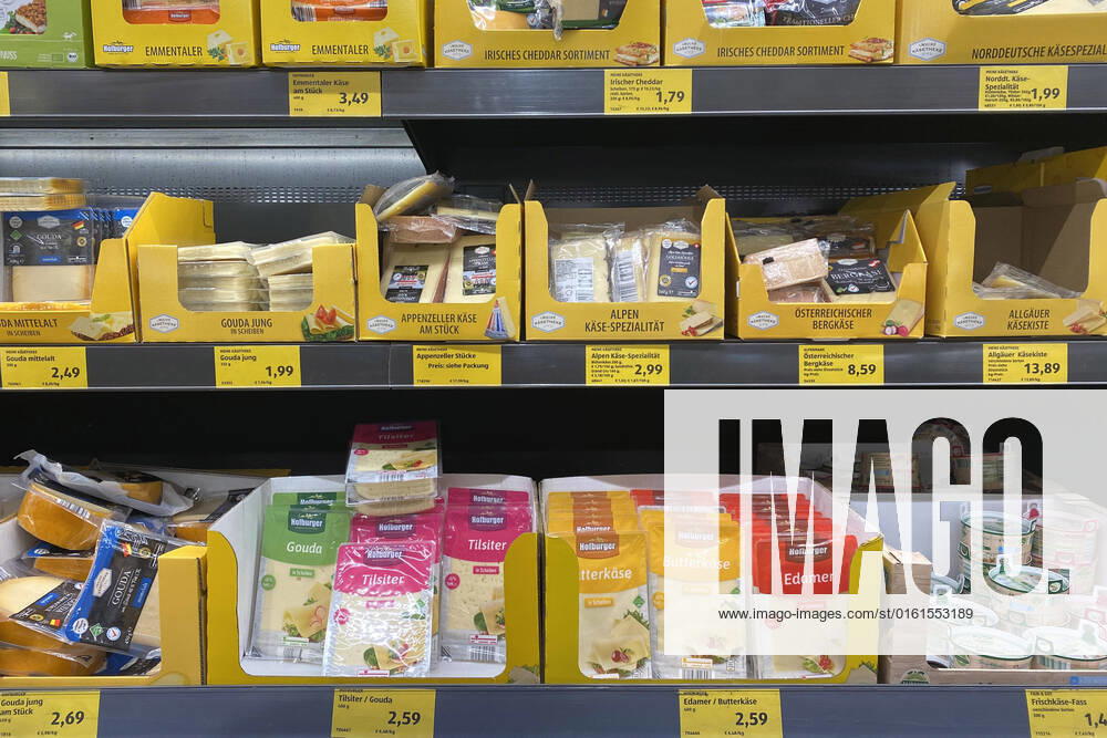 VERBRAUCHERPREISE: Inflation in Deutschland auf Rekordhoch.Lebensmittelpreise Milchprodukte in einem Kuehlregal bei einem Discounter,Preisschild,Preisaushang,Kuehltheke, Milchprodukte, Einkauf,Inflation,Verbraucherpreise,Teuerung,