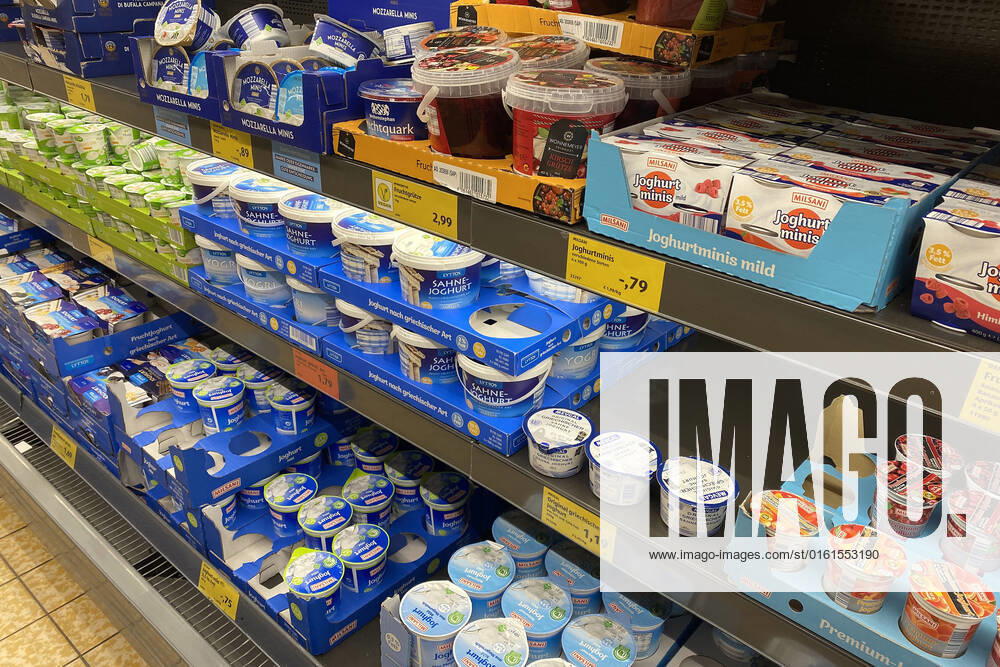 VERBRAUCHERPREISE: Inflation in Deutschland auf Rekordhoch.Lebensmittelpreise Milchprodukte in einem Kuehlregal bei einem Discounter,Preisschild,Preisaushang,Kuehltheke, Milchprodukte, Einkauf,Inflation,Verbraucherpreise,Teuerung,