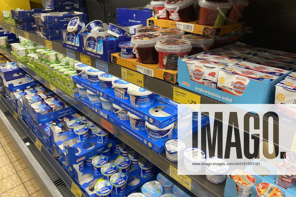 VERBRAUCHERPREISE: Inflation in Deutschland auf Rekordhoch.Lebensmittelpreise Milchprodukte in einem Kuehlregal bei einem Discounter,Preisschild,Preisaushang,Kuehltheke, Milchprodukte, Einkauf,Inflation,Verbraucherpreise,Teuerung,