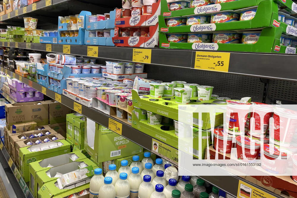 VERBRAUCHERPREISE: Inflation in Deutschland auf Rekordhoch.Lebensmittelpreise Milchprodukte in einem Kuehlregal bei einem Discounter,Preisschild,Preisaushang,Kuehltheke, Milchprodukte, Einkauf,Inflation,Verbraucherpreise,Teuerung,