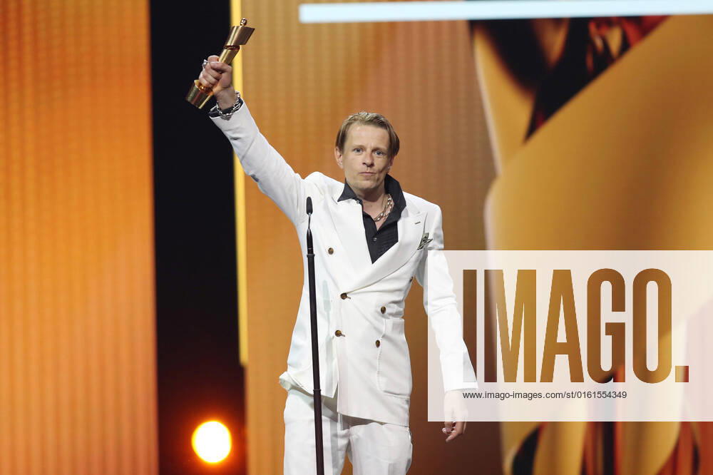 Deutscher Filmpreis 2022 BESTE MÄNNLICHE NEBENROLLE Preistraeger Alexander Scheer RABIYE KURNAZ GEGEN GEORGE W. BUSH bei der Verleihung der Lola - Deutscher Filmpreis 2022 im Palais am Funkturm in Berlin 24.06.2022