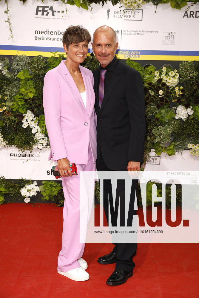 Christoph Maria Herbst und seine Ehefrau Gisi Herbst bei der Ankunft zur Verleihung Deutscher Filmpreis am 24.06.2022 in Berlin Deutscher Filmpreis 2022 in Berlin - Ankunft Roter Teppich