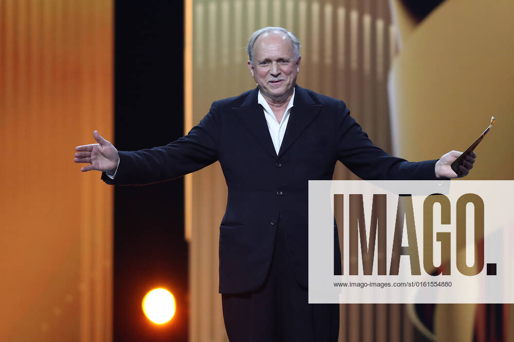 Deutscher Filmpreis 2022 Laudator BESTE WEIBLICHE NEBENROLLE Ulrich Tukur bei der Verleihung der Lola - Deutscher Filmpreis 2022 im Palais am Funkturm in Berlin 24.06.2022