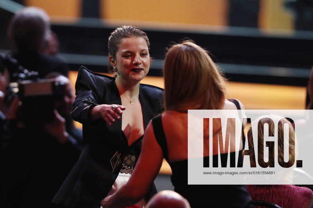 Deutscher Filmpreis 2022 Laudator BESTE WEIBLICHE NEBENROLLE Ulrich Tukur und Preistraegerin Jella Haase LIEBER THOMAS bei der Verleihung der Lola - Deutscher Filmpreis 2022 im Palais am Funkturm in Berlin 24.06.2022