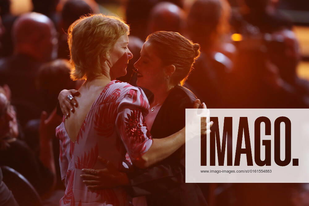 Deutscher Filmpreis 2022 Laudator BESTE WEIBLICHE NEBENROLLE Ulrich Tukur und Preistraegerin Jella Haase LIEBER THOMAS bei der Verleihung der Lola - Deutscher Filmpreis 2022 im Palais am Funkturm in Berlin 24.06.2022