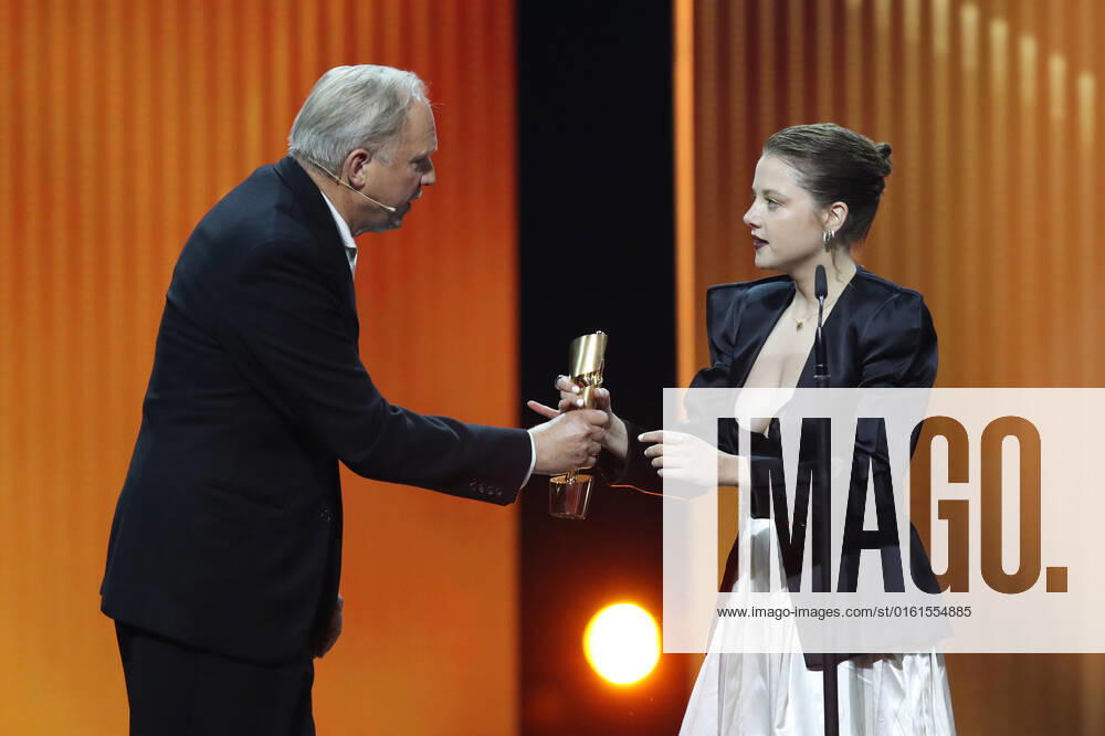 Deutscher Filmpreis 2022 Laudator BESTE WEIBLICHE NEBENROLLE Ulrich Tukur und Preistraegerin Jella Haase LIEBER THOMAS bei der Verleihung der Lola - Deutscher Filmpreis 2022 im Palais am Funkturm in Berlin 24.06.2022