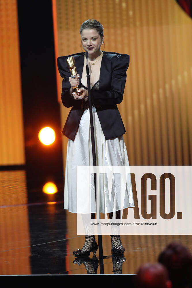 Deutscher Filmpreis 2022 BESTE WEIBLICHE NEBENROLLE Preistraegerin Jella Haase LIEBER THOMAS bei der Verleihung der Lola - Deutscher Filmpreis 2022 im Palais am Funkturm in Berlin 24.06.2022