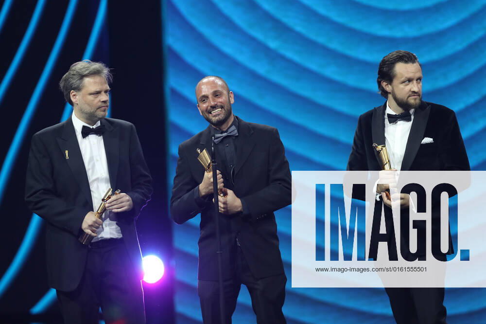 Deutscher Filmpreis 2022 Preisträger BESTE VISUELLE EFFEKTE Dennis Rettkowski, Markus Frank, Tomer Eshed DIE SCHULE DER MAGISCHEN TIERE bei der Verleihung der Lola - Deutscher Filmpreis 2022 im Palais am Funkturm in Berlin 24.06.2022