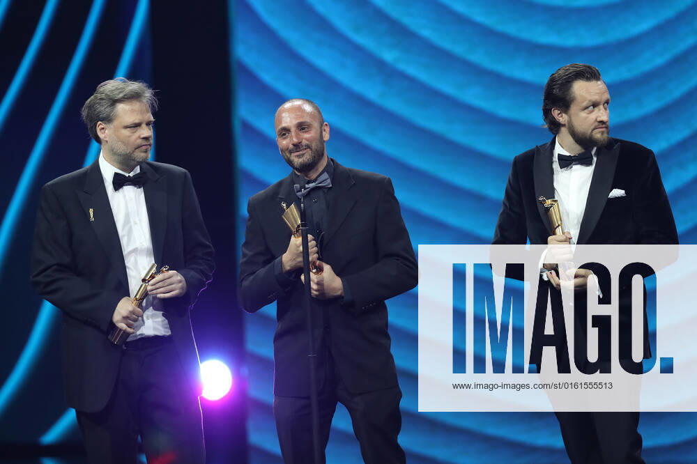 Deutscher Filmpreis 2022 Preisträger BESTE VISUELLE EFFEKTE Dennis Rettkowski, Markus Frank, Tomer Eshed DIE SCHULE DER MAGISCHEN TIERE bei der Verleihung der Lola - Deutscher Filmpreis 2022 im Palais am Funkturm in Berlin 24.06.2022