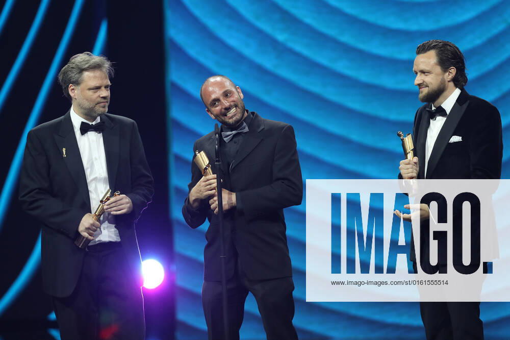 Deutscher Filmpreis 2022 Preisträger BESTE VISUELLE EFFEKTE Dennis Rettkowski, Markus Frank, Tomer Eshed DIE SCHULE DER MAGISCHEN TIERE bei der Verleihung der Lola - Deutscher Filmpreis 2022 im Palais am Funkturm in Berlin 24.06.2022