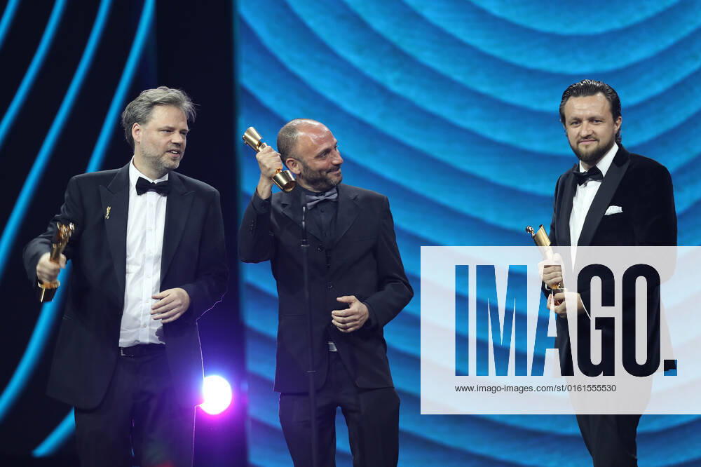 Deutscher Filmpreis 2022 Preisträger BESTE VISUELLE EFFEKTE Dennis Rettkowski, Markus Frank, Tomer Eshed DIE SCHULE DER MAGISCHEN TIERE bei der Verleihung der Lola - Deutscher Filmpreis 2022 im Palais am Funkturm in Berlin 24.06.2022