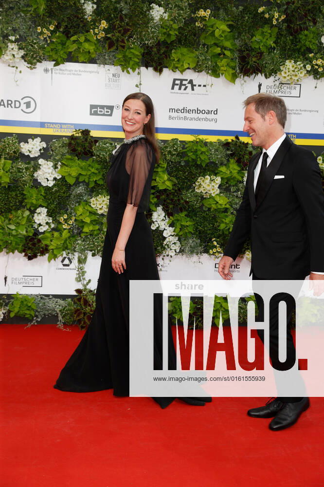 Deutscher Filmpreis 2022 Alexandra Maria Lara mit Florian Gallenberger auf dem roten Teppich bei der Verleihung der Lola - Deutscher Filmpreis 2021 im Palais am Funkturm in der Messe Berlin.