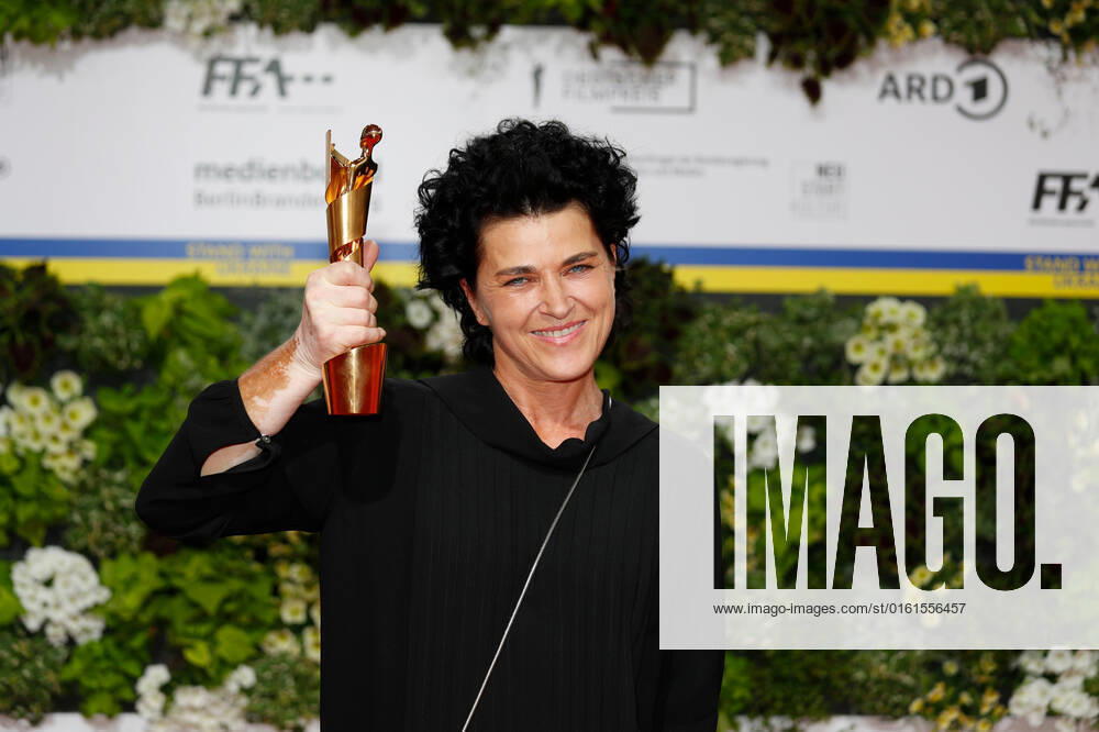 Deutscher Filmpreis 2022 Anne-Gret Oehme auf dem roten Teppich bei der Verleihung der Lola - Deutscher Filmpreis 2021 im Palais am Funkturm in der Messe Berlin.