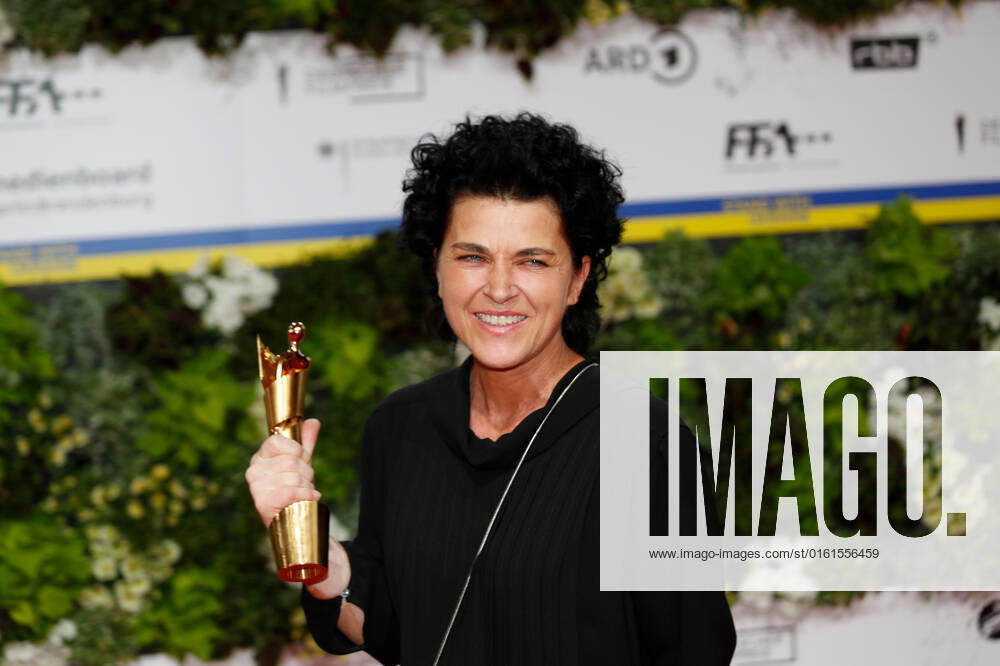 Deutscher Filmpreis 2022 Anne-Gret Oehme auf dem roten Teppich bei der Verleihung der Lola - Deutscher Filmpreis 2021 im Palais am Funkturm in der Messe Berlin.