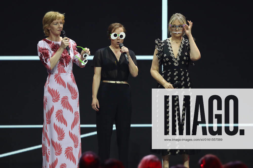 Deutscher Filmpreis 2022 BERND EICHINGER PREIS Sandra Hüller, Laura Tonke, Eva Löbau bei der Verleihung der Lola - Deutscher Filmpreis 2022 im Palais am Funkturm in Berlin 24.06.2022