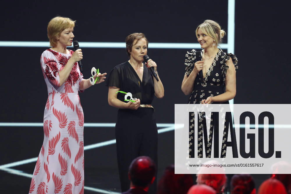 Deutscher Filmpreis 2022 BERND EICHINGER PREIS Sandra Hüller, Laura Tonke, Eva Löbau bei der Verleihung der Lola - Deutscher Filmpreis 2022 im Palais am Funkturm in Berlin 24.06.2022