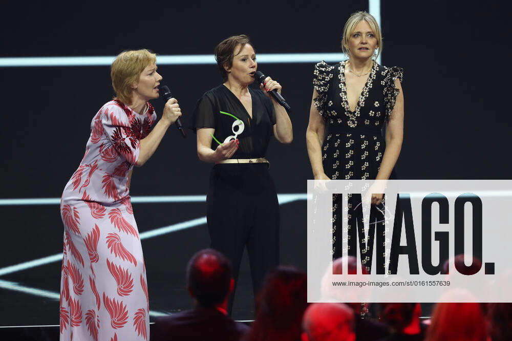 Deutscher Filmpreis 2022 BERND EICHINGER PREIS Sandra HuÌˆller, Laura Tonke, Eva LoÌˆbau bei der Verleihung der Lola - Deutscher Filmpreis 2022 im Palais am Funkturm in Berlin 24.06.2022