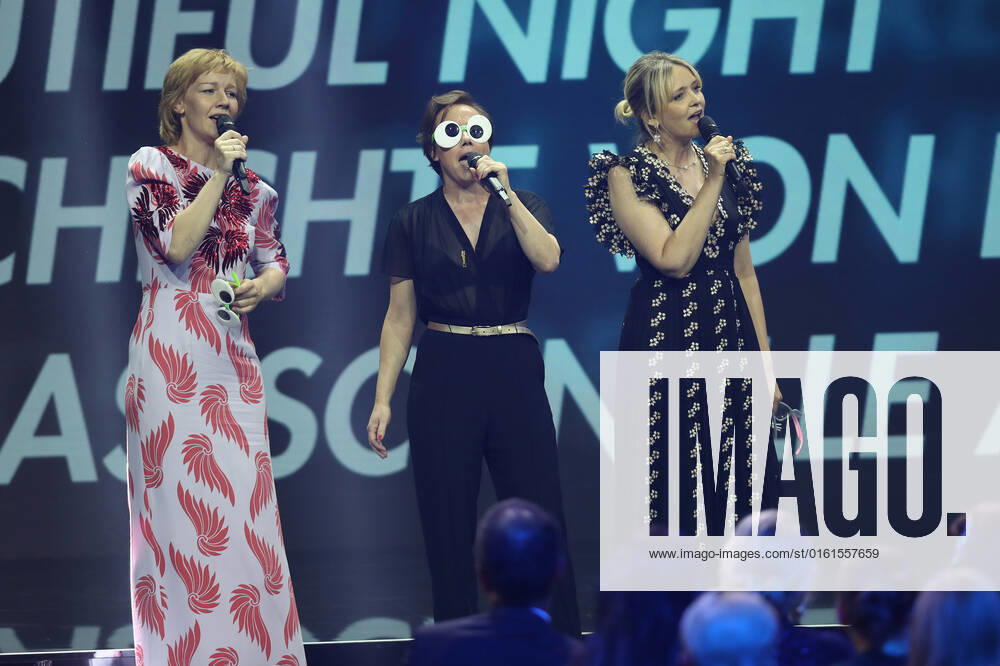 Deutscher Filmpreis 2022 BERND EICHINGER PREIS Sandra Hüller, Laura Tonke, Eva Löbau bei der Verleihung der Lola - Deutscher Filmpreis 2022 im Palais am Funkturm in Berlin 24.06.2022