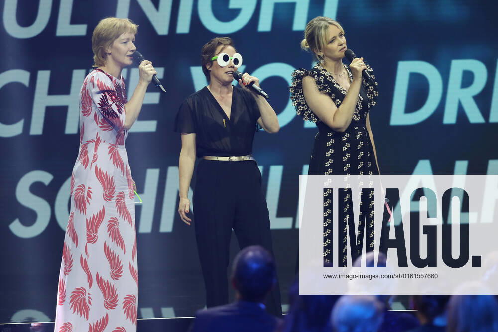Deutscher Filmpreis 2022 BERND EICHINGER PREIS Sandra Hüller, Laura Tonke, Eva Löbau bei der Verleihung der Lola - Deutscher Filmpreis 2022 im Palais am Funkturm in Berlin 24.06.2022