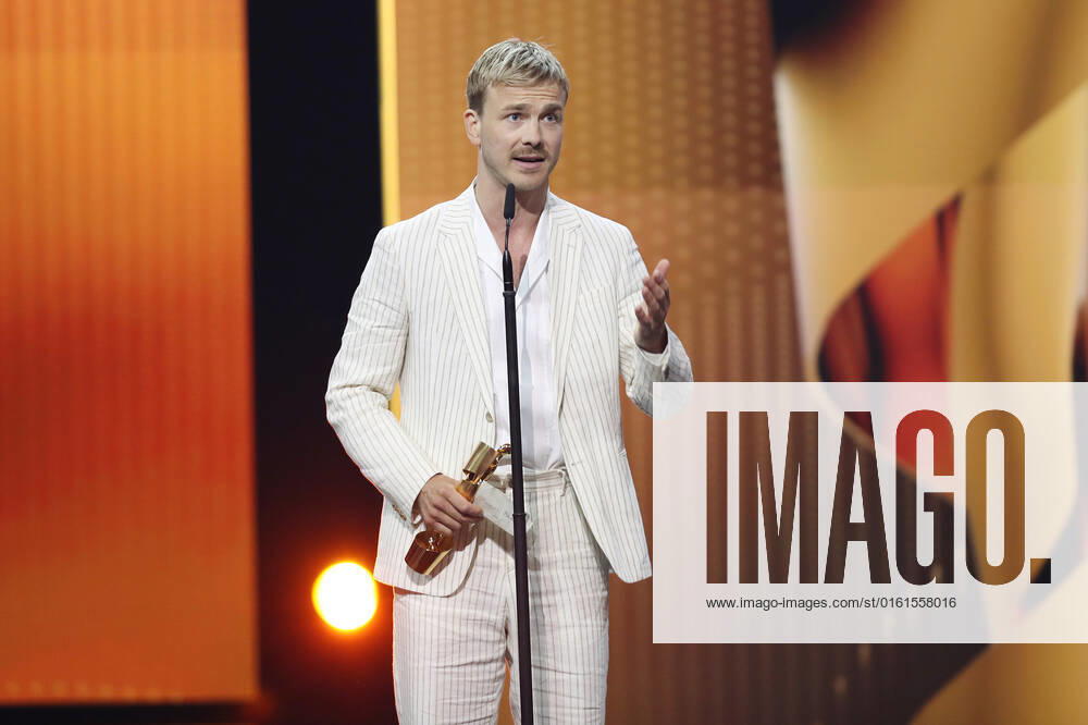 Deutscher Filmpreis 2022 Preisträger BESTE MÄNNLICHE HAUPTROLLE Albrecht Schuch LIEBER THOMAS bei der Verleihung der Lola - Deutscher Filmpreis 2022 im Palais am Funkturm in Berlin 24.06.2022