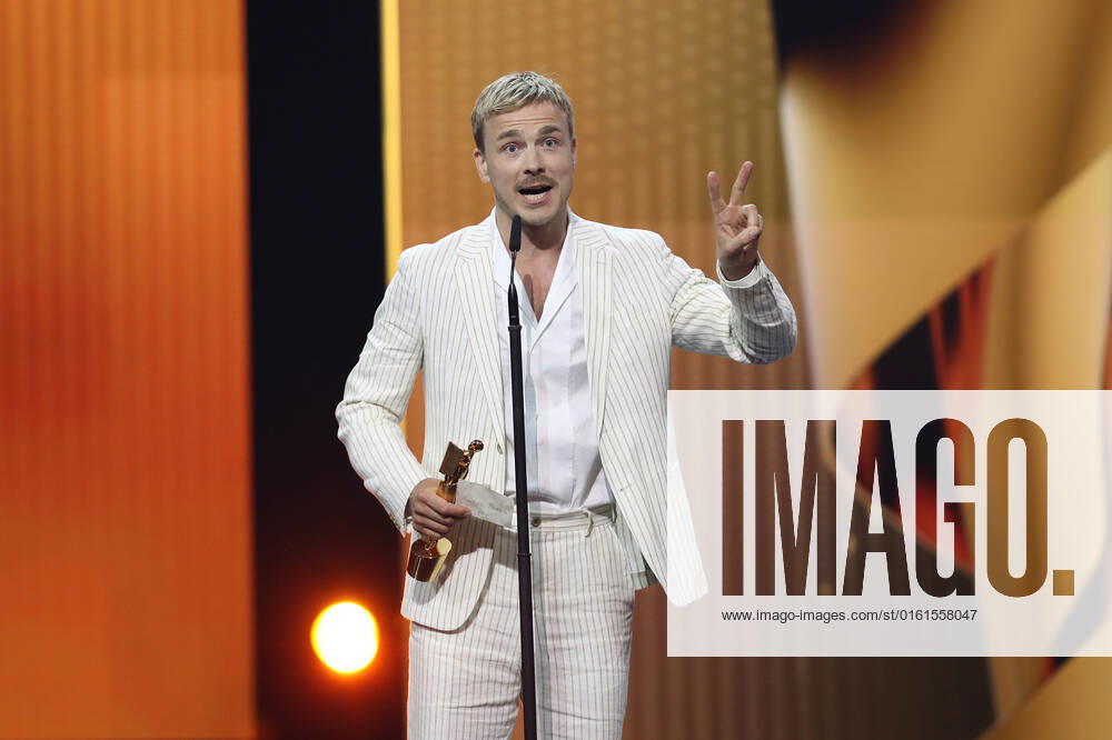 Deutscher Filmpreis 2022 Preisträger BESTE MÄNNLICHE HAUPTROLLE Albrecht Schuch LIEBER THOMAS bei der Verleihung der Lola - Deutscher Filmpreis 2022 im Palais am Funkturm in Berlin 24.06.2022