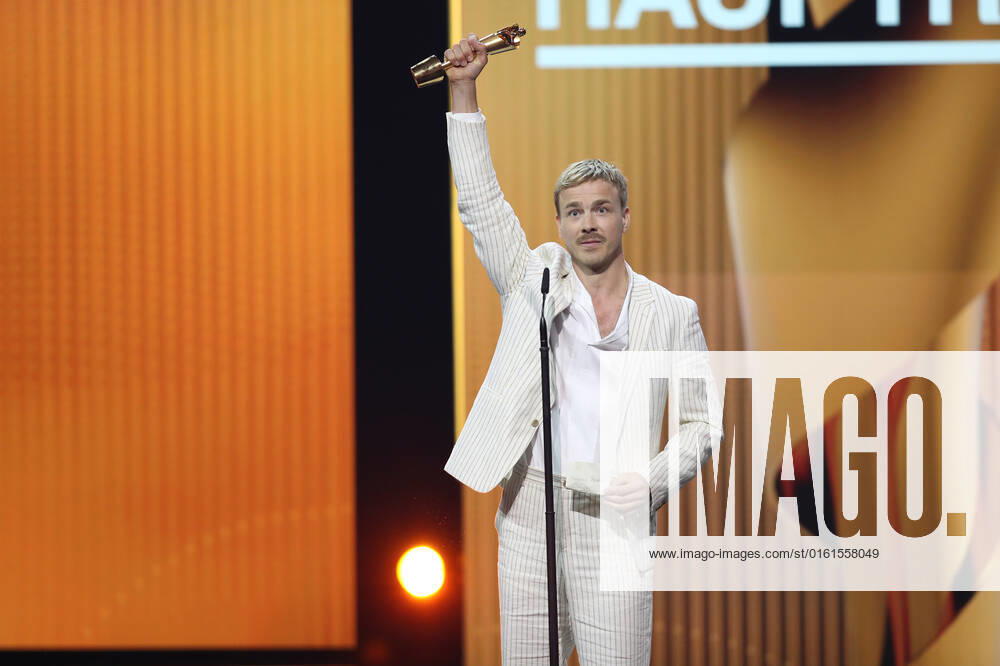 Deutscher Filmpreis 2022 Preisträger BESTE MÄNNLICHE HAUPTROLLE Albrecht Schuch LIEBER THOMAS bei der Verleihung der Lola - Deutscher Filmpreis 2022 im Palais am Funkturm in Berlin 24.06.2022