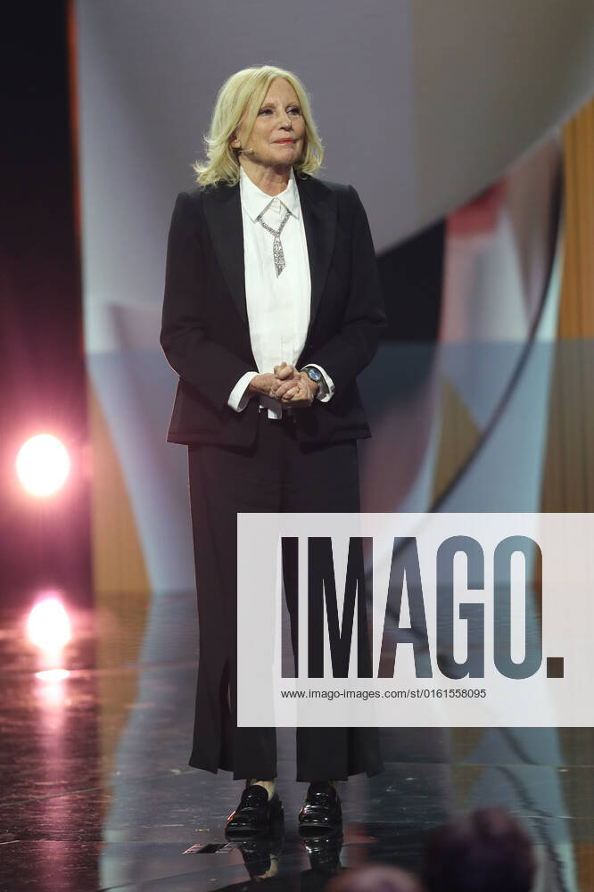 Deutscher Filmpreis 2022 Laudatorin BESTE TONGESTALTUNG & BESTE FILMMUSIK Maren Kroymann bei der Verleihung der Lola - Deutscher Filmpreis 2022 im Palais am Funkturm in Berlin 24.06.2022