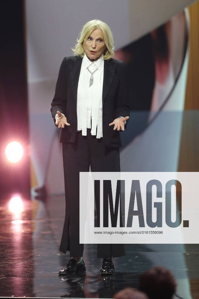 Deutscher Filmpreis 2022 Laudatorin BESTE TONGESTALTUNG & BESTE FILMMUSIK Maren Kroymann bei der Verleihung der Lola - Deutscher Filmpreis 2022 im Palais am Funkturm in Berlin 24.06.2022