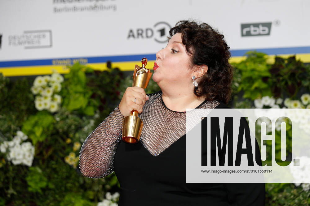 Deutscher Filmpreis 2022 Meltem Kaptan auf dem roten Teppich bei der Verleihung der Lola - Deutscher Filmpreis 2021 im Palais am Funkturm in der Messe Berlin.