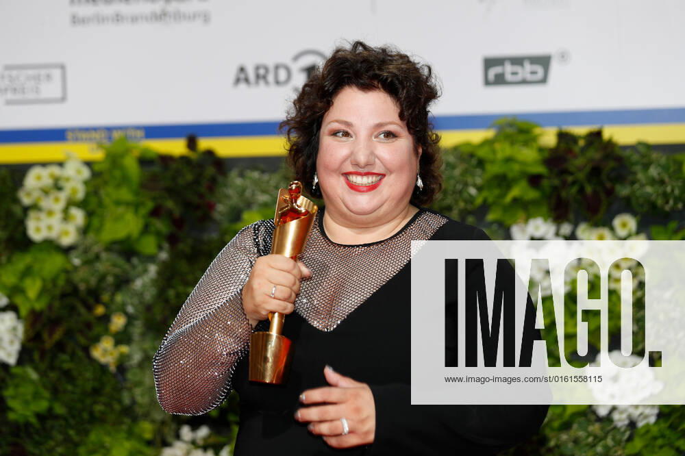 Deutscher Filmpreis 2022 Meltem Kaptan auf dem roten Teppich bei der Verleihung der Lola - Deutscher Filmpreis 2021 im Palais am Funkturm in der Messe Berlin.