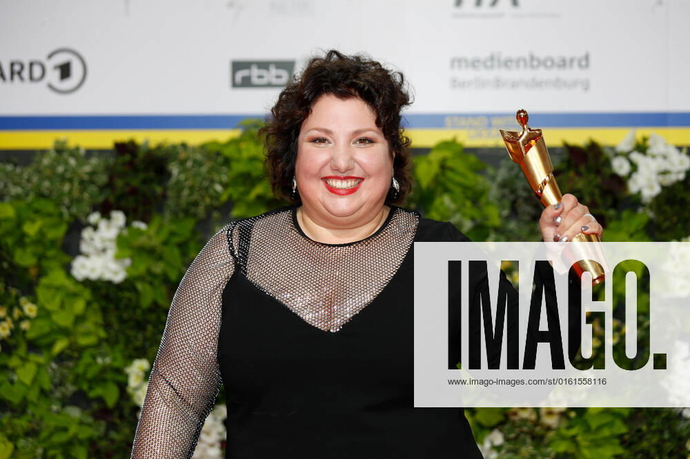 Deutscher Filmpreis 2022 Meltem Kaptan auf dem roten Teppich bei der Verleihung der Lola - Deutscher Filmpreis 2021 im Palais am Funkturm in der Messe Berlin.