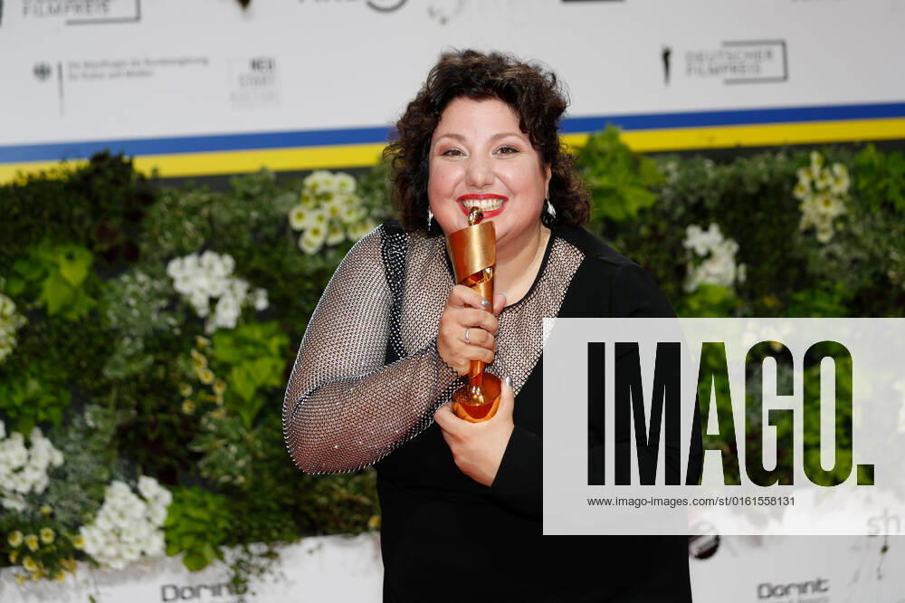 Deutscher Filmpreis 2022 Meltem Kaptan auf dem roten Teppich bei der Verleihung der Lola - Deutscher Filmpreis 2021 im Palais am Funkturm in der Messe Berlin.