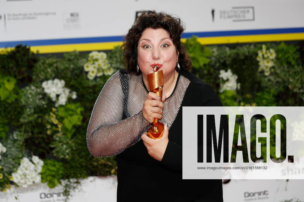 Deutscher Filmpreis 2022 Meltem Kaptan auf dem roten Teppich bei der Verleihung der Lola - Deutscher Filmpreis 2021 im Palais am Funkturm in der Messe Berlin.