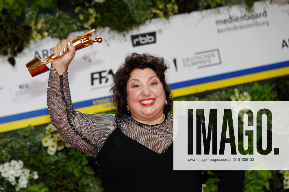 Deutscher Filmpreis 2022 Meltem Kaptan auf dem roten Teppich bei der Verleihung der Lola - Deutscher Filmpreis 2021 im Palais am Funkturm in der Messe Berlin.