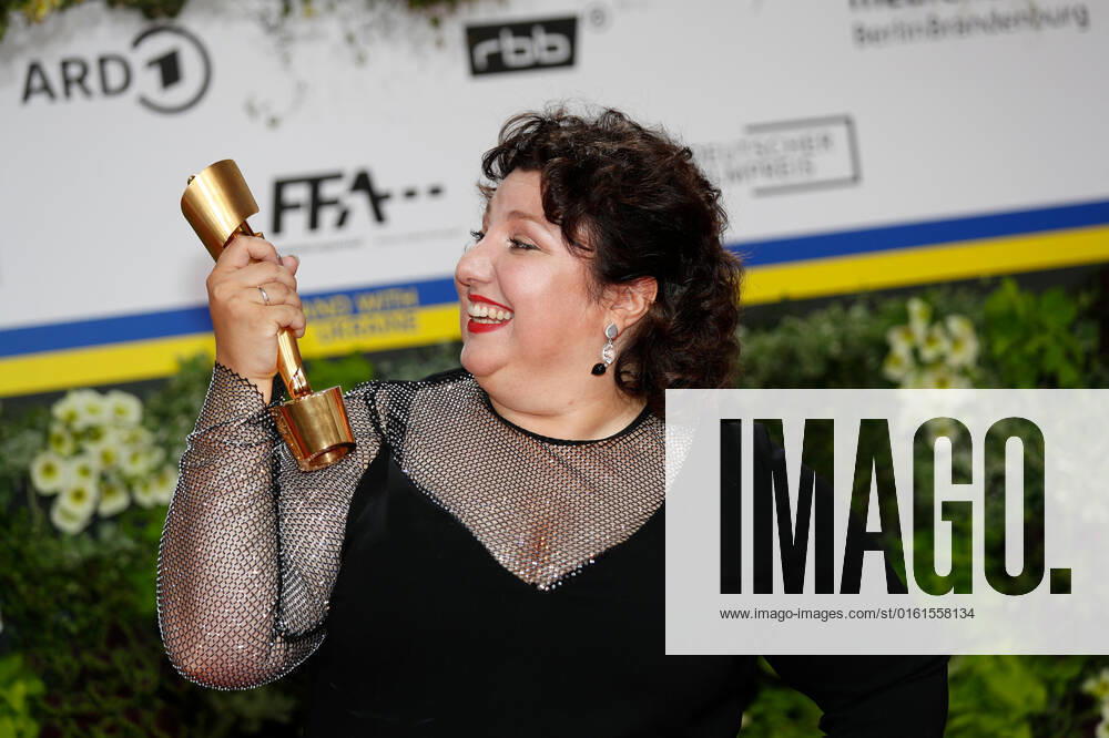 Deutscher Filmpreis 2022 Meltem Kaptan auf dem roten Teppich bei der Verleihung der Lola - Deutscher Filmpreis 2021 im Palais am Funkturm in der Messe Berlin.