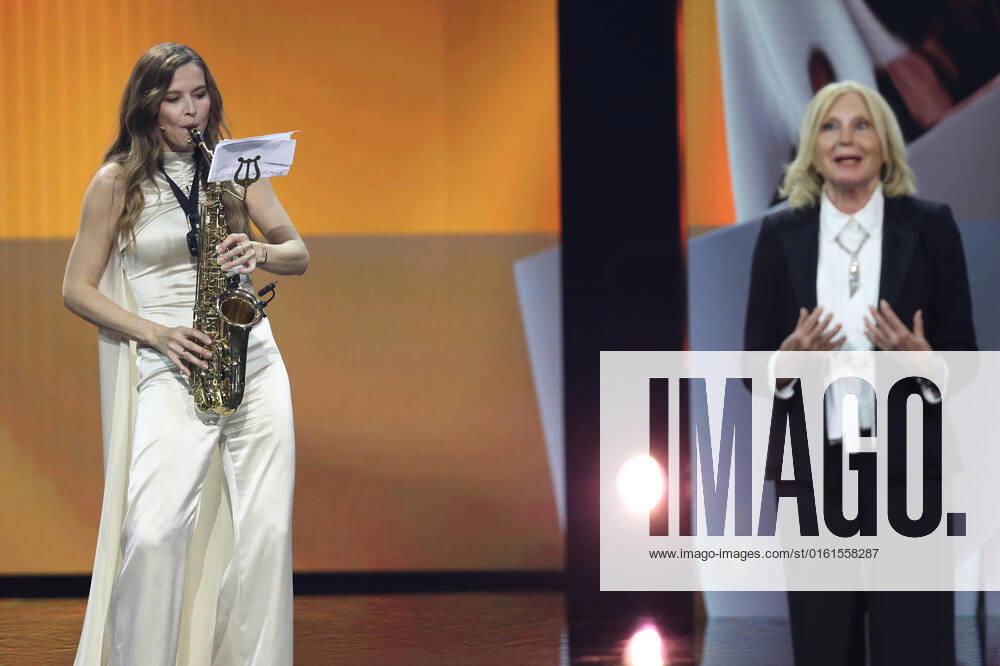 Deutscher Filmpreis 2022 Laudatorin BESTE TONGESTALTUNG & BESTE FILMMUSIK Maren Kroymann und Katrin Bauerfeind bei der Verleihung der Lola - Deutscher Filmpreis 2022 im Palais am Funkturm in Berlin 24.06.2022