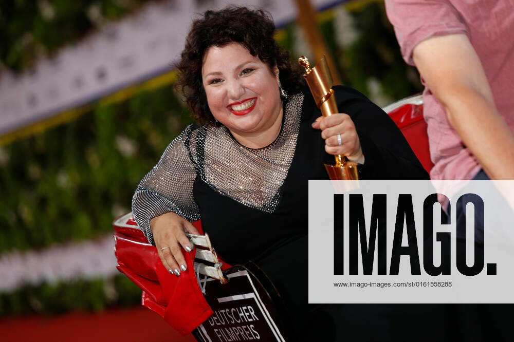 Deutscher Filmpreis 2022 Meltem Kaptan auf dem roten Teppich bei der Verleihung der Lola - Deutscher Filmpreis 2021 im Palais am Funkturm in der Messe Berlin.