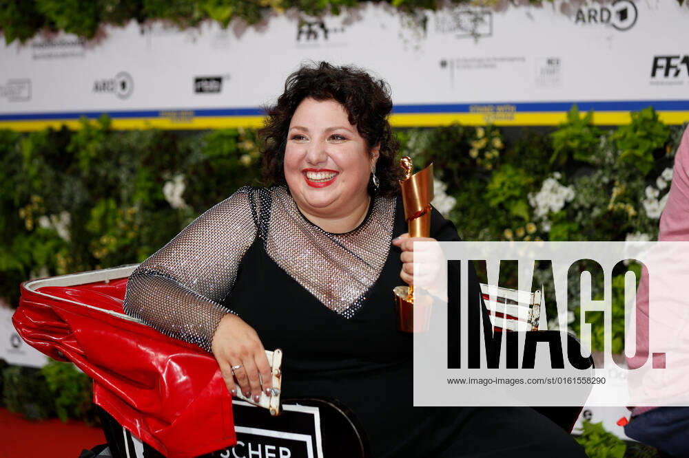 Deutscher Filmpreis 2022 Meltem Kaptan auf dem roten Teppich bei der Verleihung der Lola - Deutscher Filmpreis 2021 im Palais am Funkturm in der Messe Berlin.