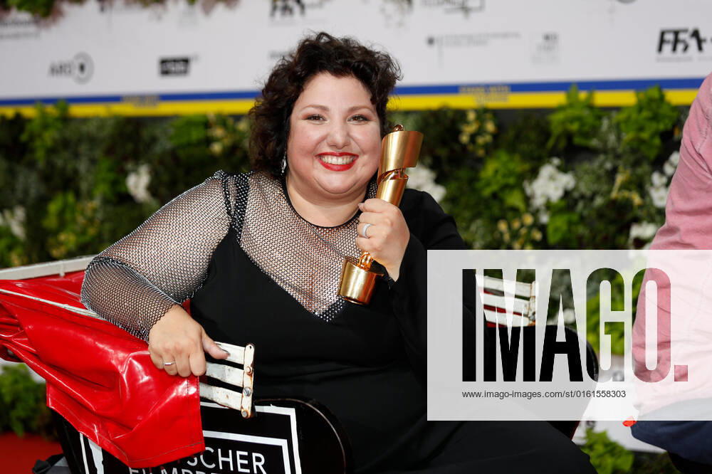Deutscher Filmpreis 2022 Meltem Kaptan auf dem roten Teppich bei der Verleihung der Lola - Deutscher Filmpreis 2021 im Palais am Funkturm in der Messe Berlin.
