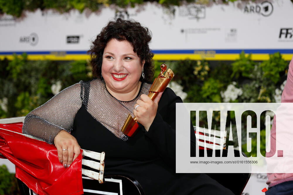 Deutscher Filmpreis 2022 Meltem Kaptan auf dem roten Teppich bei der Verleihung der Lola - Deutscher Filmpreis 2021 im Palais am Funkturm in der Messe Berlin.