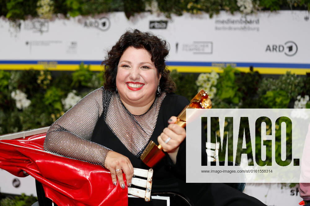 Deutscher Filmpreis 2022 Meltem Kaptan auf dem roten Teppich bei der Verleihung der Lola - Deutscher Filmpreis 2021 im Palais am Funkturm in der Messe Berlin.
