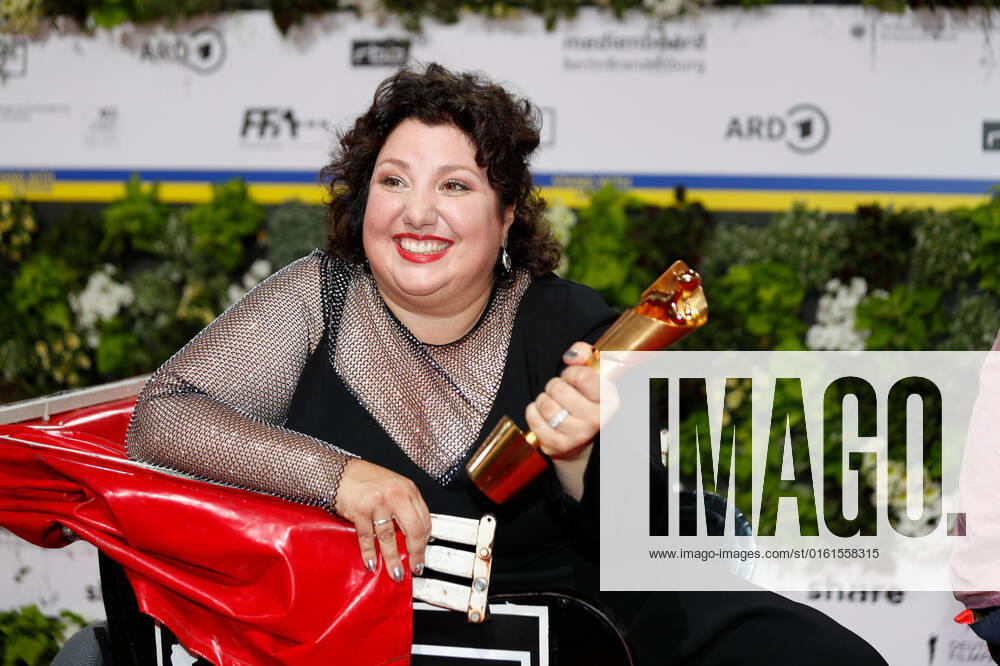 Deutscher Filmpreis 2022 Meltem Kaptan auf dem roten Teppich bei der Verleihung der Lola - Deutscher Filmpreis 2021 im Palais am Funkturm in der Messe Berlin.