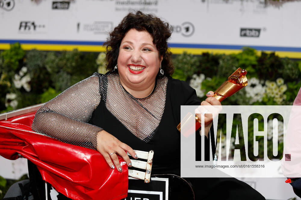 Deutscher Filmpreis 2022 Meltem Kaptan auf dem roten Teppich bei der Verleihung der Lola - Deutscher Filmpreis 2021 im Palais am Funkturm in der Messe Berlin.