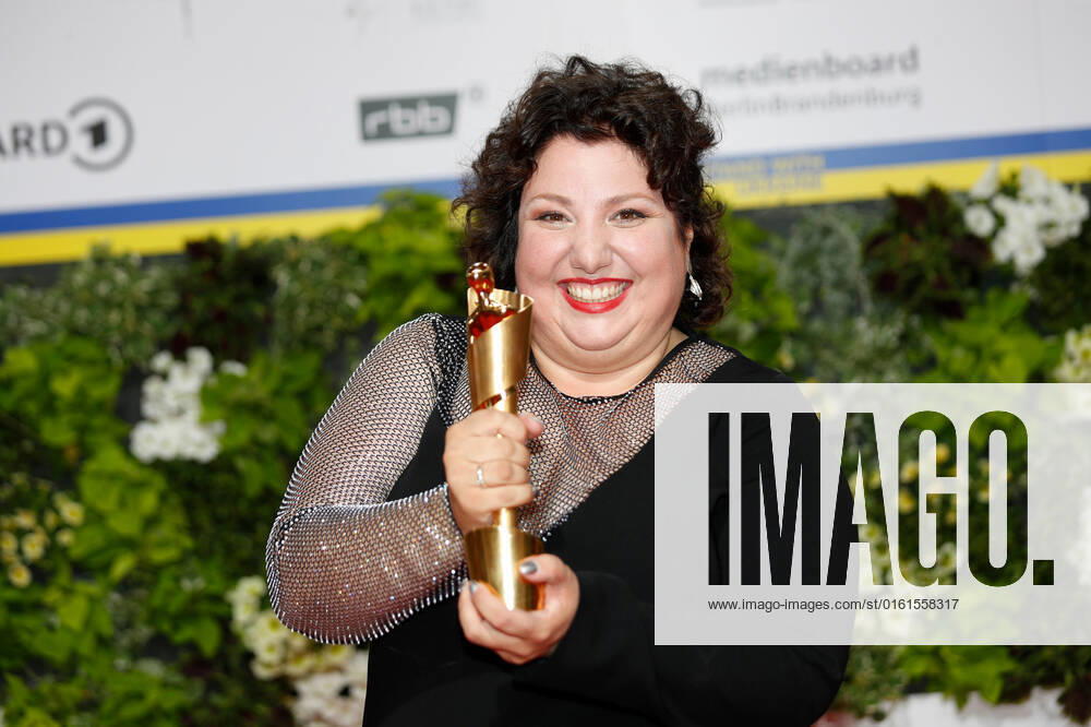 Deutscher Filmpreis 2022 Meltem Kaptan auf dem roten Teppich bei der Verleihung der Lola - Deutscher Filmpreis 2021 im Palais am Funkturm in der Messe Berlin.