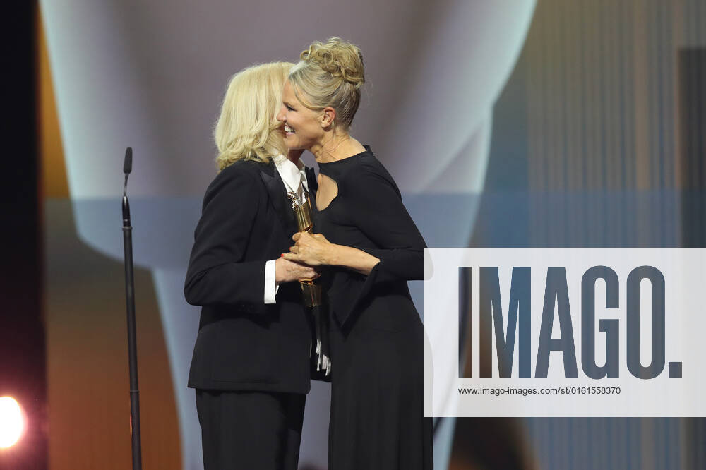Deutscher Filmpreis 2022 Laudatorin BESTE TONGESTALTUNG & BESTE FILMMUSIK Maren Kroymann und Preisträger:in BESTE FILMMUSIK Annette Focks WUNDERSCHÖN bei der Verleihung der Lola - Deutscher Filmpreis 2022 im Palais am Funkturm in Berlin 24.06.2022