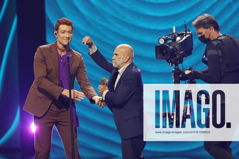 Deutscher Filmpreis 2022 Laudator BESTE KAMERA und BILDGESTALTUNG Daniel Donskoy und Preisträger:in BESTE KAMERA & BILDGESTALTUNG Johann Feindt LIEBER THOMAS bei der Verleihung der Lola - Deutscher Filmpreis 2022 im Palais am Funkturm in Berlin 24.06.2022